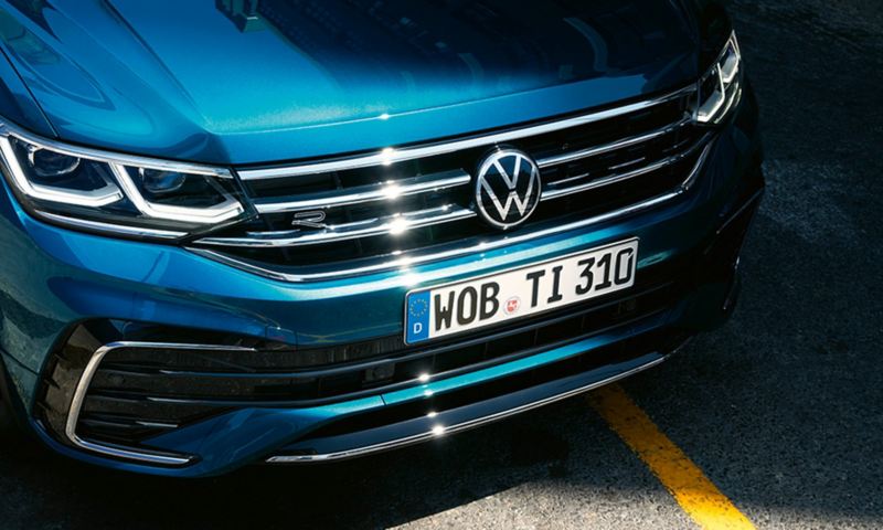 Front des Tiguan mit Kühlergrill und Scheinwerfern