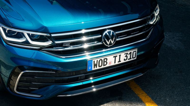 Fronten til VW Volkswagen Tiguan SUV med grill og hovedlykter