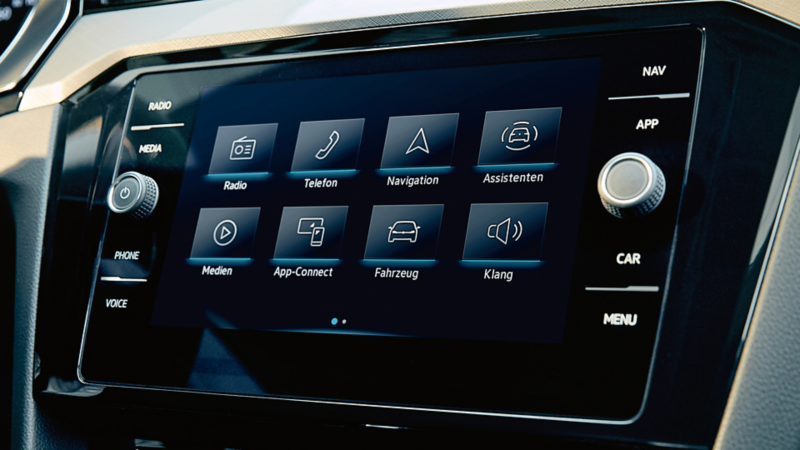 Visning af en radio Ready 2 Discover (ekstraudstyr) i en VW Tiguan.