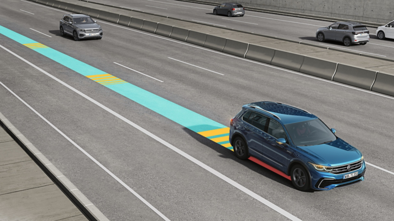 En blå VW Tiguan kører i trafikken, Emergency Assist (ekstraudstyr) anvendes.