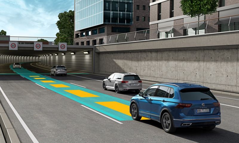 Blå Plug-in Hybrid VW Tiguan eHybrid kører på en vej mod en tunnel med andre biler på kørebanerne