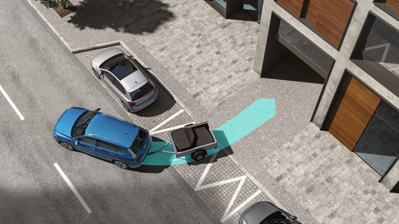 En VW Tiguan set oppefra, mens den bakker ind i en garage med tilkoblet anhænger, med hjælp fra Trailer Assist (ekstraudstyr).