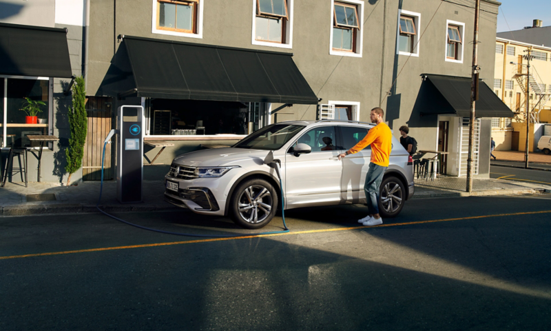 Zaparkowany Tiguan eHybrid ładuję się