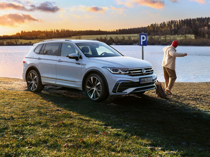 Volkswagen Tiguan Allspace står parkerad vid en sjö