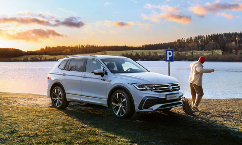 Una Tiguan Allspace si trova sulla riva del lago