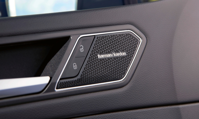 Gros plan sur un haut-parler Harman Kardon dans le Tiguan Allspace.