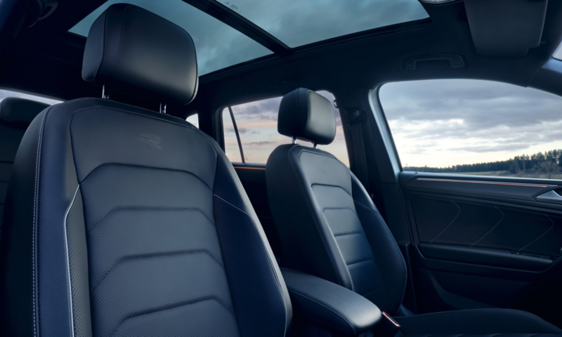 Framsäten med klimatreglering och Vienna läderklädsel i Tiguan Allspace R-Line.