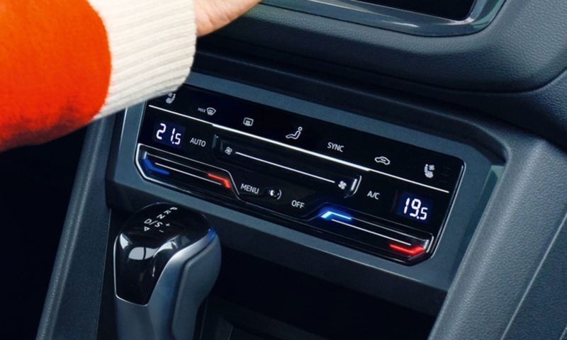 Detaljbild av manöverpanelen för ”Air Care Climatronic” klimatreglering i mittkonsolen på Tiguan Allspace R-Line.