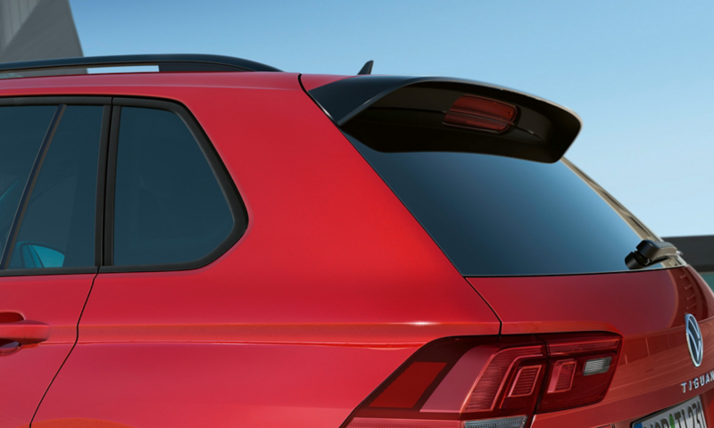 VW Tiguan URBAN SPORT en rojo, con lunas traseras y laterales oscurecidas.