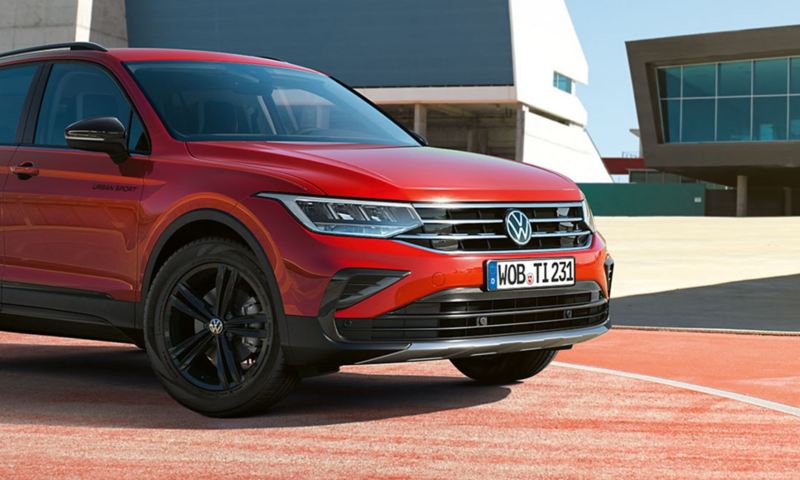 View of the front of the Tiguan URBAN SPORT with lettering on the side. 