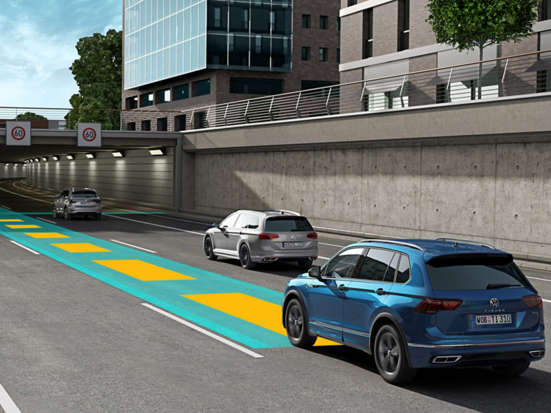 Grafik zur Verdeutlichung wie der optionale Travel Assist im Tiguan Allspace funktioniert.