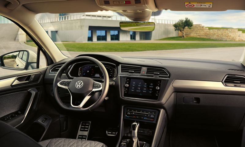 Innenraum des VW Tiguan Allspace MOVE mit Blick auf das Cockpit mit Radio „Ready 2 Discover“, MOVE Sitzbezügen und Dashpad-Dekor