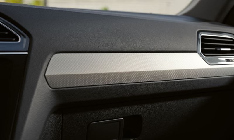 Innenraum des VW TIGUAN MOVE mit Blick auf das Dashpad-Dekor 