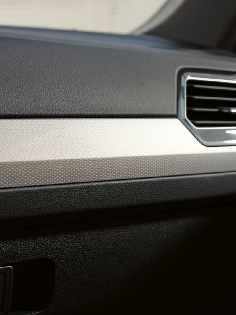 Innenraum des VW Tiguan MOVE mit Blick auf das Dashpad-Dekor 