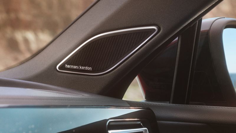 Im Fokus im Inneren des VW Tiguan: Harman Kardon Lautsprecher auf der Beifahrerseite