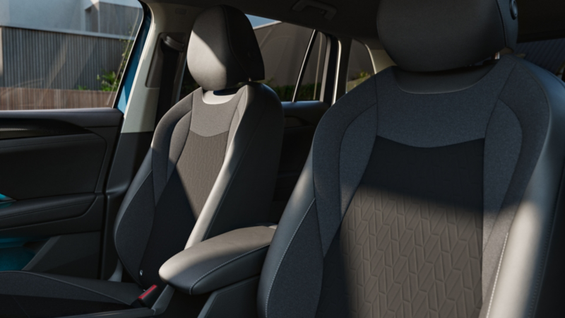 Sitze im VW Tiguan ENERGY mit strukturierter zweifarbiger Polsterung.