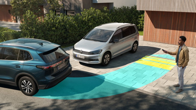 Ein VW Tiguan ENERGY parkt ferngesteuert rückwärts ein.