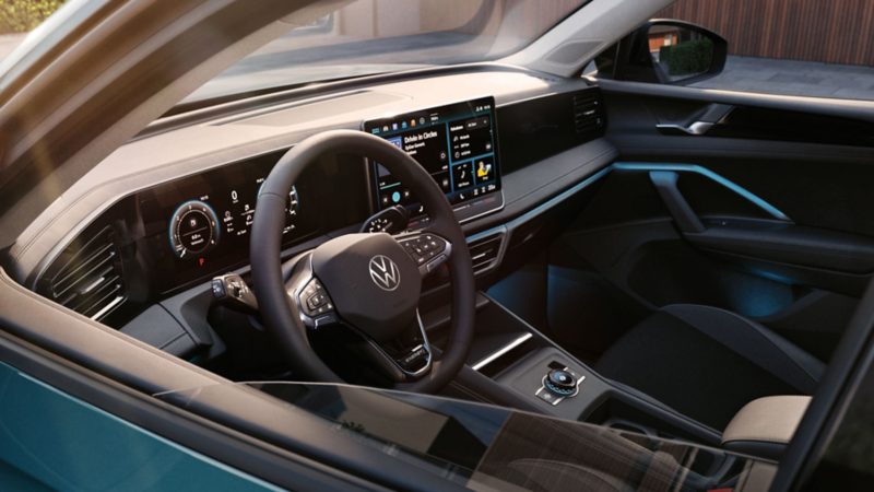 Lenkrad und Armaturenbrett im Innenraum des VW Tiguan ENERGY.
