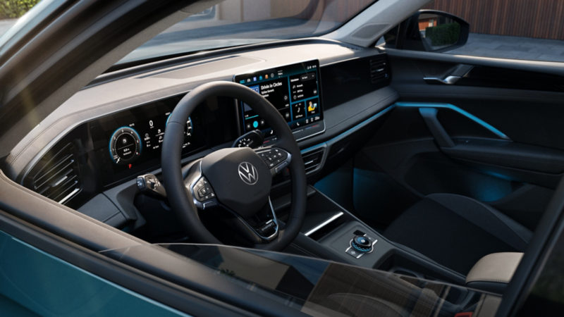 Lenkrad und Armaturenbrett im Innenraum des VW Tiguan ENERGY.