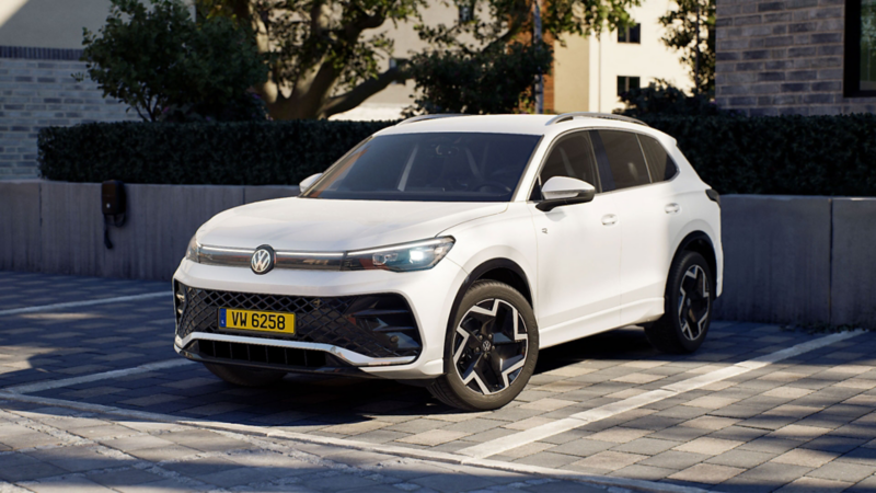 Une Tiguan R-Line blanche garée sur un parking.