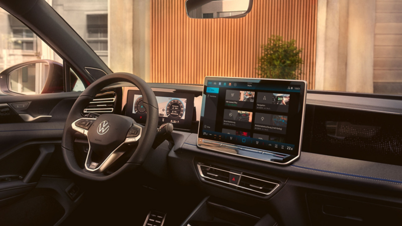 Display eines VW Tiguan mit In-Car Shop mit Upgrades.