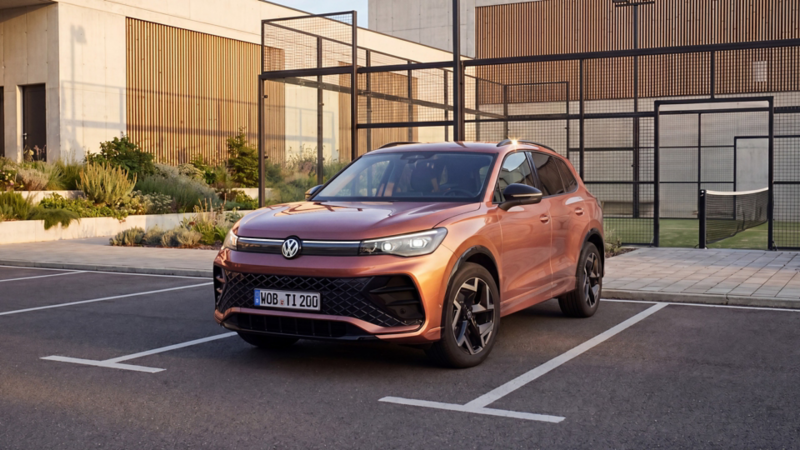 Tiguan Edition 20 parkerad framför ett hus.