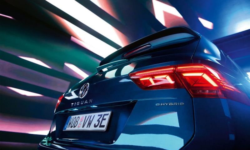 VW Tiguan eHybrid in Blau, Heckansicht mit Badge