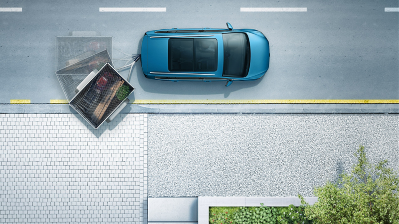 Sicht von oben auf VW Touran mit eingeschwenktem Anhänger zur Illustration des auf Wunsch erhältlichen Anhängerrangierassistenten „Trailer Assist“.