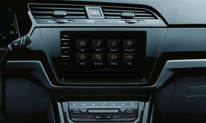 Navigationssystemet Discover Pro (ekstraudstyr) i VW Touran, displayet viser hovedmenuen med radio, telefon, navigation og meget andet.