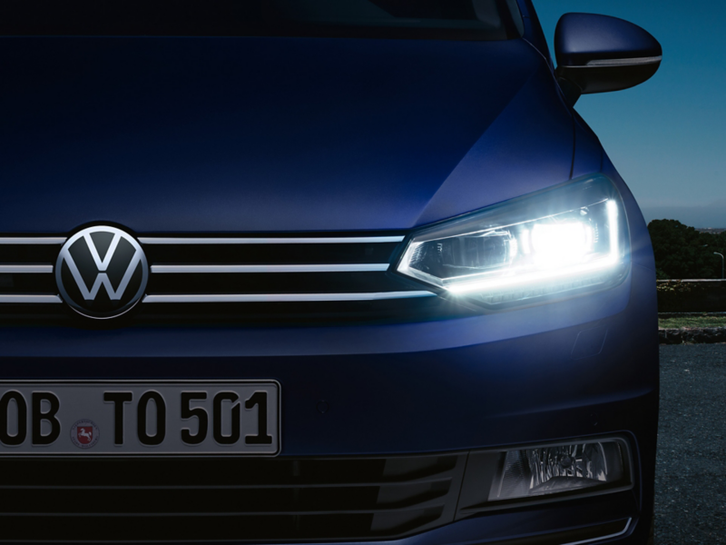 L'avant du VW Touran, gros plan sur les phares à LED en option.