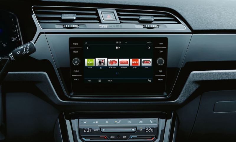 Radio Ready 2 Discover i VW Touran, displayet viser et udvalg af radiostationer