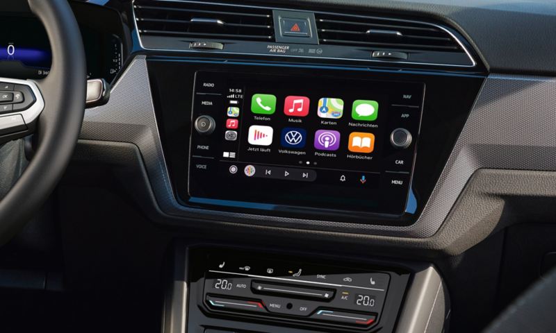 Touchscreen in central console with use of different optional apps in the main menu via various interfaces in the VW Touran. 