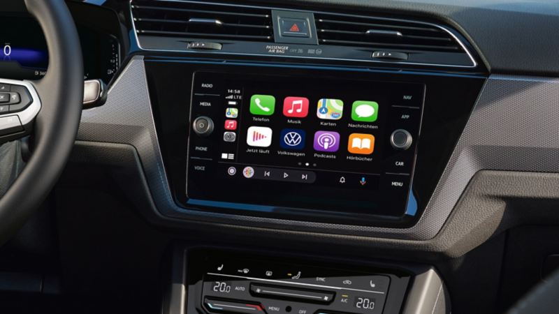 Touchscreen i midterkonsollen med forskellige apps (ekstraudstyr) i hovedmenuen, der kan anvendes via forskellige interfaces i VW Touran.
