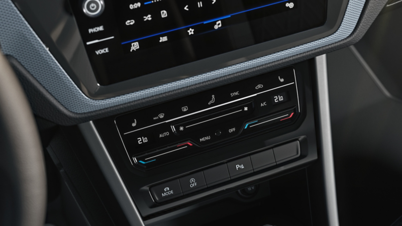 Bedienelemente der 3-Zonen-Klimaanlage im Innenraum eines VW Touran ENERGY.