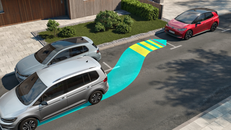 Ein VW Touran ENERGY nutzt den Park Assist, um in eine Parklücke zu fahren.