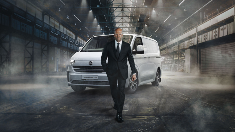 Le nouveau VW Transporter blanc de 3/4 face avec JAson Statham