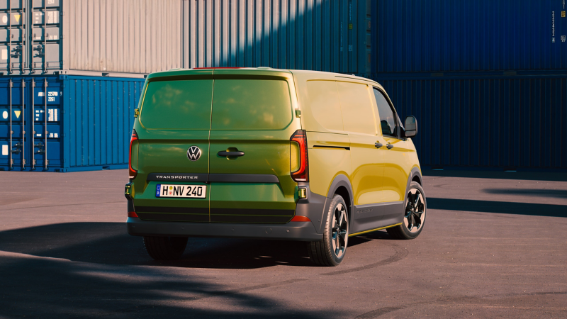 VW Transporter w terminalu kontenerowym. Widok ukośnie od tyłu.