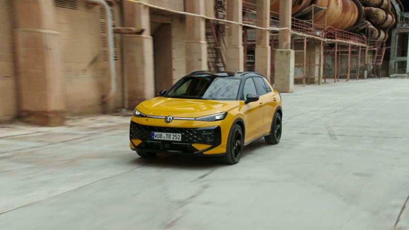 Volkswagen t-roc rojo sobre fondo azul. Mensaje: Mucho más de lo que imaginas