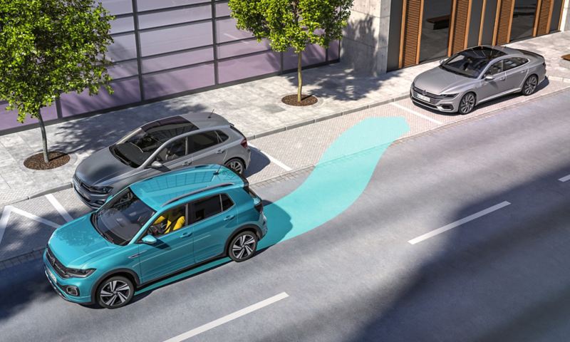En VW T-Cross er i gang med at parkere baglæns i en parallel parkeringsbås, grafisk fremstilling af parkeringsassistenten Park Assist (ekstraudstyr).