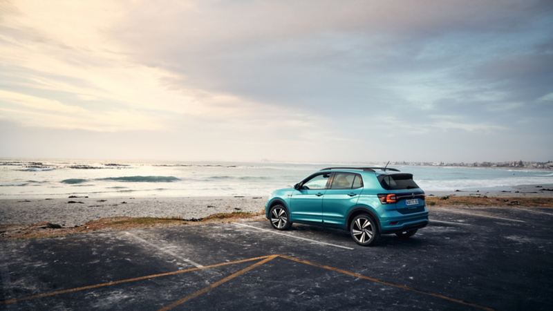 T-Cross Volkswagen parcheggiata fronte mare.