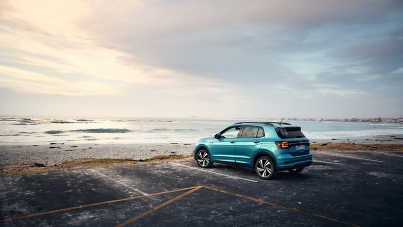 T-Cross Volkswagen parcheggiata fronte mare.