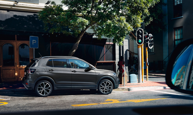 T-Cross équipé du Pack Design Black stationné dans une rue.
