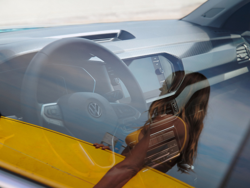 Vue à travers la fenêtre avant du Digital Cockpit d'un VW T-Cross Style