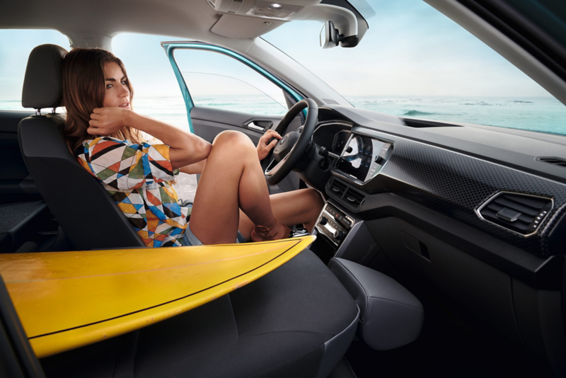 Interiør af en VW T-Cross, hvor førersædet er optaget og fordøren åben