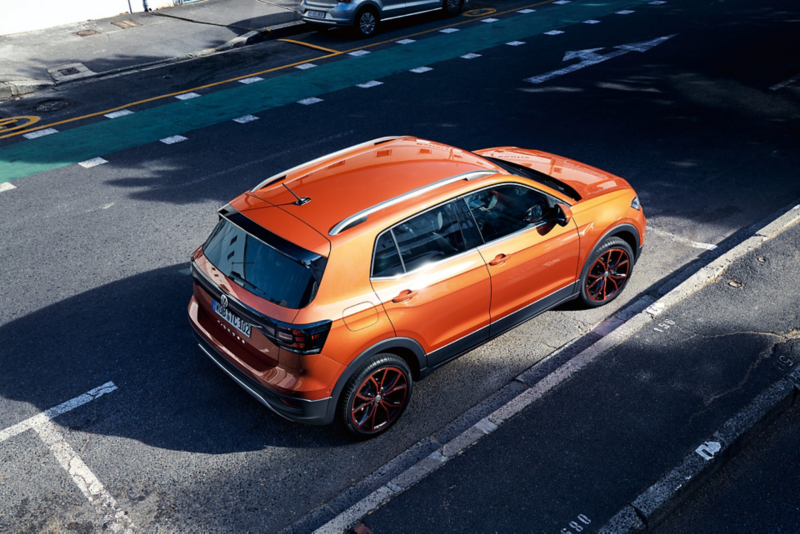 Orange t-cross parkeret ved fortov