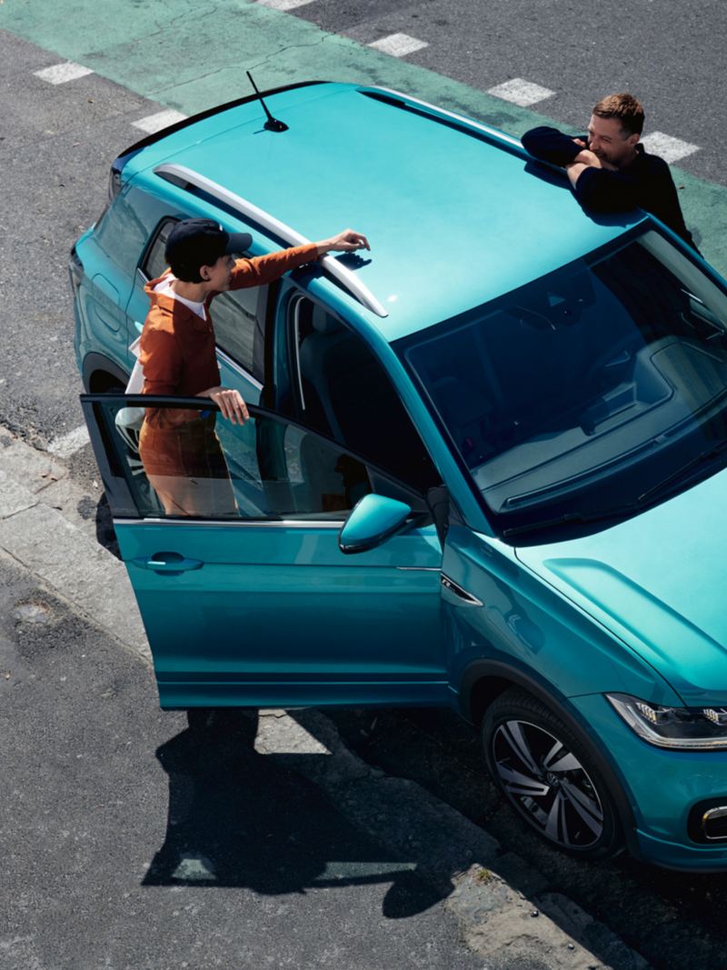 Kobieta i mężczyzna przy przednich drzwiach VW T-Cross.