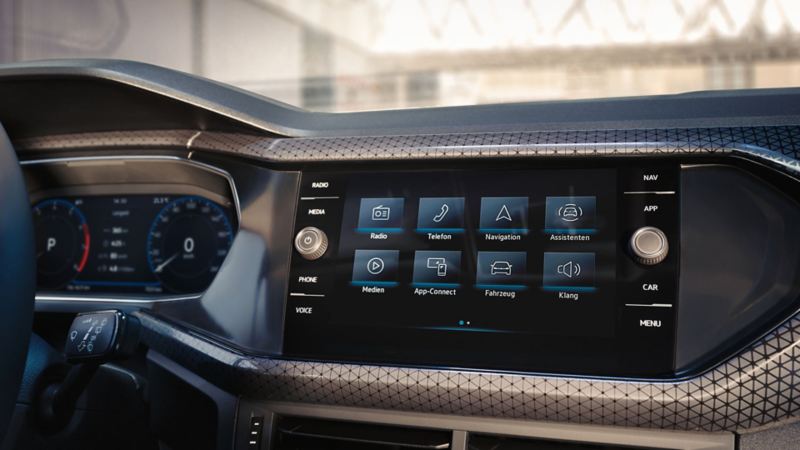 Dettaglio dell'impianto radio Composition Media con Car-Net Guide&Inform montato su un'auto Volkswagen. 