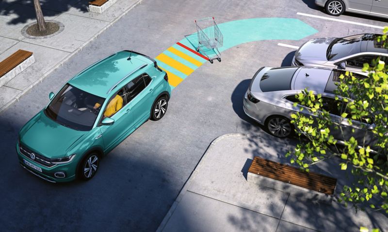 En VW T-Cross vid backning in på en parkeringsplats med ett hinder. Illustration av tillvalet Parkeringsvarning med automatisk bromsning.