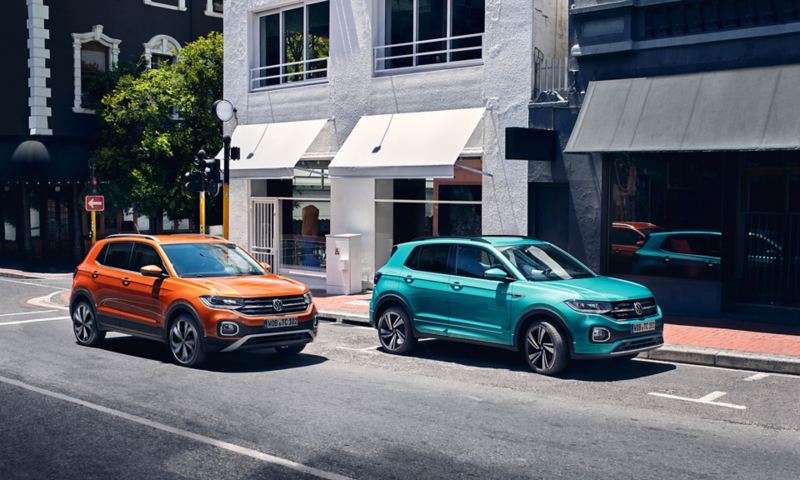 2 VW T-Cross turquoise et orange garés dans une rue