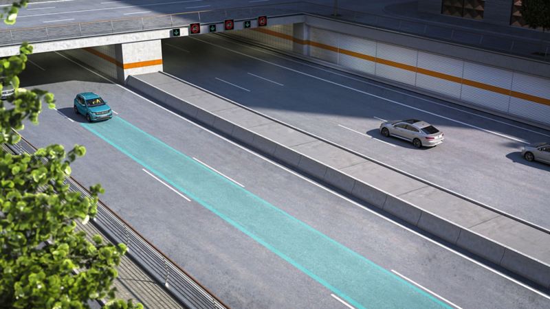 VW T-Cross kørende på en flersporet motortrafikvej – grafisk fremstilling af Lane Assist-funktionaliteten